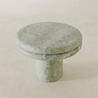 Table d'appoint de luxe Dream Home en marbre vert artistique, avec plateau rond unique à double superposition et base cylindrique sculpturale