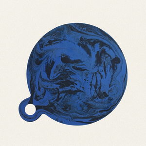 Planche à découper en résine époxy au design créatif, motif marbré bleu, planche à découper ronde en résine avec poignée, accessoires de cuisine - Product Image 1