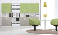 Armoire de classement modulaire en bois clair avec portes en verre trempé et étagères ouvertes pour espace de travail commercial