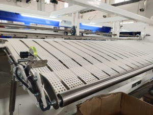 Machine d'alimentation double poste de travail HOOP GSB-3300-2 pour draps et housses de couette 3300 mm pour blanchisserie d'hôtel et d'hôpital - Product Image 4