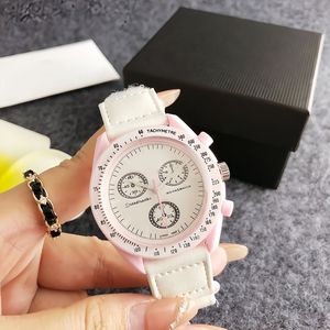 <span class=keywords><strong>Montre</strong></span> chronographe pour femme avec trois sous-cadrans, lunette tachymetre, <span class=keywords><strong>bracelet</strong></span> en <span class=keywords><strong>cuir</strong></span>, onze options de couleur, mouvement à quartz, cadeau pour elle - Product Image 5