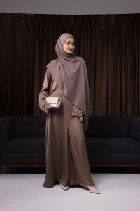 Conjunto de Abaya de Seda Real Serene Ethereal Heaven con Pañuelo Cuadrado Compatible con Wudhu para Uso Diario y Modesto - Product Image 5