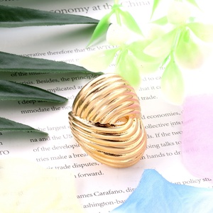 Anillos de Acero Inoxidable para Hombre al por Mayor, Anillos Gruesos Chapados en Oro de 18K PVD, Joyería de Diseño para Hombre y Mujer - Product Image 6