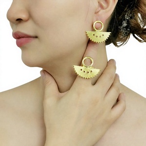 Parure de bijoux africaine en forme d'éventail, plaquée or, en alliage, avec boucles d'oreilles et bague pour femme, idéale pour les fêtes et mariages - Product Image 4