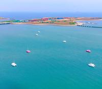 Catamaran à voile de luxe en fibre de verre 10m*4.9m avec moteur 1*90HP pour divertissement en haute mer, pêche, tourisme et excursions
