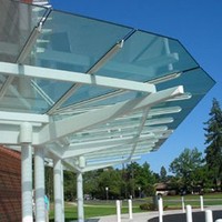 Auvent de façade en verre commercial