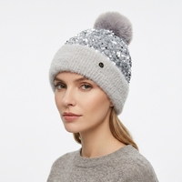 Bonnet d'hiver gris à sequins, bonnet en tricot duveteux avec logo métallique et pompon pour femmes, idéal pour les sorties nocturnes et les fêtes, OEM disponible