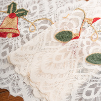 Chemin de table en polyester brodé de fleurs de Noël avec pompons, style américain, lavable, pour salle à manger, bureau, décoration de fêtes