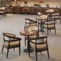 Ensemble de mobilier de restaurant Ron Group : table et chaises en cuir et bois, idéal pour café, fast-food et espace commercial