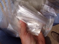 FILM DE PLASTIQUE PET CLAIR ET BALLES BLEU CLAIR DÉCHETS/DÉCHETS POUR LE RECYCLAGE.