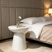 Table d'appoint moderne en fibre de verre blanche pour salon, table basse ronde brillante sur piétement pour chambre et intérieur de salon