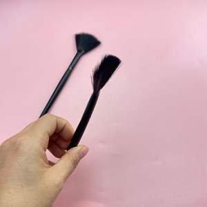 Brocha <span class=keywords><strong>de</strong></span> <span class=keywords><strong>Maquillaje</strong></span> Profesional en Forma <span class=keywords><strong>de</strong></span> Abanico Curvo Pequeño, Color Negro, con Fibra Artificial y Mango <span class=keywords><strong>de</strong></span> Madera - Product Image 4