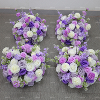 Bouquet de fleurs artificielles mélangées violettes et blanches faites à la main pour la décoration de mariage ou de Noël avec des larkspurs roses