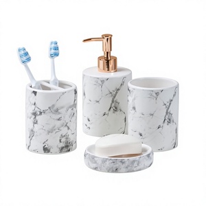 Juego de Accesorios de Baño de Madera de Tres Piezas con Diseño Floral Incrustado, Dispensador de Jabón Rectangular, Bandeja y Jabonera - Product Image 1