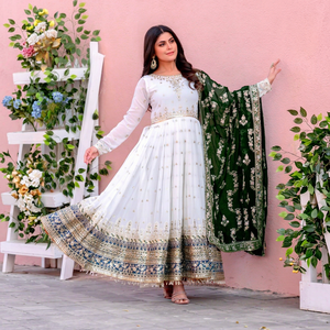 Ensemble Salwar Kameez Traditionnel Indien et Pakistanais Blanc Brodé en Soie pour Femme, Coupe Ample Longueur Ras du Sol, Idéal pour Mariage - Product Image 1