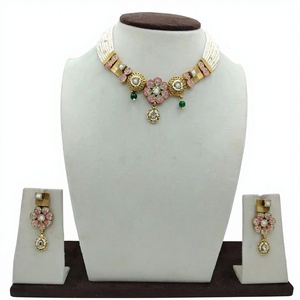 Ensemble de collier ras-de-cou traditionnel en argent plaqué avec perles, motif floral rose, perles vertes et boucles d'oreilles assorties, bijoux ethniques - Product Image 3