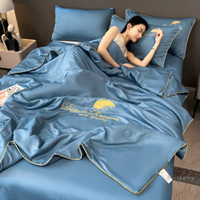 Couette rafraîchissante en soie glacée pour l'été avec garnissage antibactérien, style minimaliste moderne, ensemble de literie lavable quatre pièces pour usage domestique