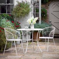 Ensemble bistrot d'extérieur 3 pièces style scandinave, chaises à dossier en fil métallique avec structure en métal blanc, table ronde, mobilier de jardin pour café, balcon