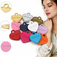 Hartvormige hanger met ritsbediening en gegraveerde, in elkaar grijpende initialen, meerdere kleuren, designer charms