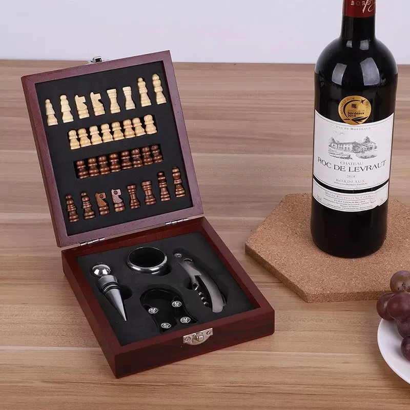 Yüksek kalite yaratıcı şarap aksesuarları şişe açacağı şarap aksesuarları Set satranç ahşap kutu ile şarap seti