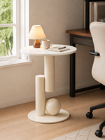 Table basse moderne en dalle de roche blanche, directement de l'usine, avec base sculpturale en fer et accent sphérique pour salon, OEM ODM