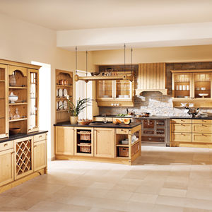 Armoire de cuisine en bois massif personnalisée avec un design de cave à vin - Product Image 1