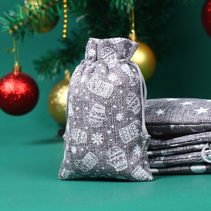 Sacs en toile de jute pour friandises de Noël 10*14cm, sacs cadeaux suspendus en jute colorés, sacs à cordon personnalisables, impression de logo disponible - Product Image 4