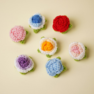 ดอกกุหลาบโครเชต์ขนาดเล็ก 4 ซม. ทำเองจากไหมพรม สำหรับตกแต่งเสื้อผ้า - Product Image 4
