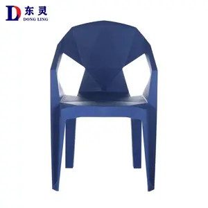 Chaises de meubles en plastique bon marché en gros de pieds en plastique de haute qualité dans une variété de couleurs adaptées à tous les lieux