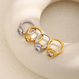 Anillo Único para Mujer, Diseño Irregular Hecho a Mano, con Bisel Arrugado, Zirconia Ovalada Individual, Acero Inoxidable, Bañado en Oro al Vacío, Colección 2026 Art Niche - Product Image 6