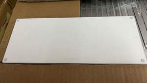 Magic Keyboard 2 (MLA22LL/A) A1644 Plateado, 78 Teclas, Inalámbrico BT, Capacitivo, Usado, para Portátil, Retroiluminación RGB, USB-C - Product Image 3