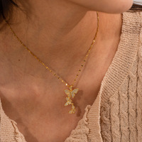 Collier pour femme en acier inoxydable or 18 carats incrusté de zircon blanc pendentif trois papillons accessoires anti-décoloration