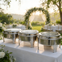 Plateau de buffet isotherme rond en acier inoxydable argenté avec couvercle en verre, idéal pour les services de restauration hôtelière et les événements.