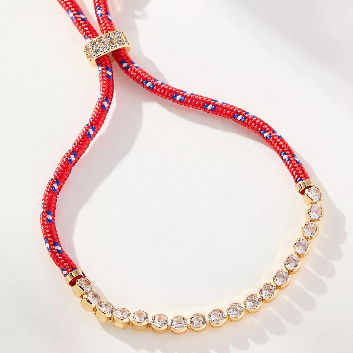 Cuerda roja y pulsera azul.