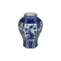 Vase hexagonal bleu et blanc peint à la main avec motif multi-scènes