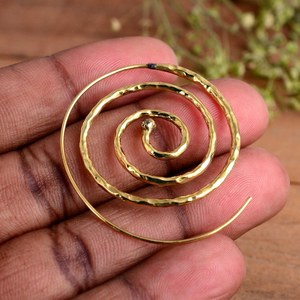 Pendientes de Aro en Espiral Chapados en Oro con Diseño Martillado - Regalo de Lujo para Mujer y Diseño Espiral de la Vida para Fiestas - Product Image 6