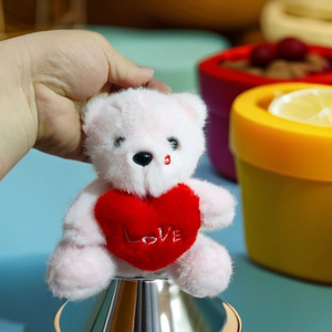Vente en gros : Mini-ours en peluche de 13 cm tenant un cœur, jouets en peluche, ours en peluche marron, petites poupées en peluche, directement de l'usine - Product Image 1