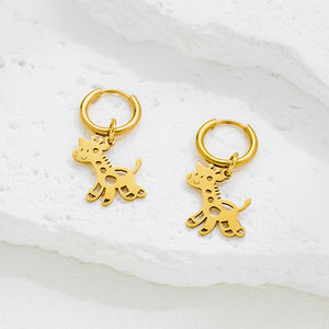 Mignon <span class=keywords><strong>Girafe</strong></span> En Acier Inoxydable Oreille Pendentif En Métal Dessin Animé Creux Boucles D'oreilles Conception Unique Ins Style Polyvalent Boucles D'oreilles - Product Image 2