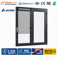 Porte de véranda intelligente en alliage d'aluminium avec stores motorisés dissimulés pour usage extérieur, isolation phonique, intimité et contrôle de la chaleur solaire
