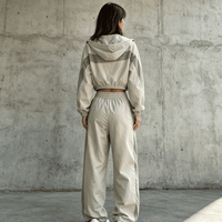 Ensemble de survêtement unisexe personnalisé en nylon brodé, coupe ample, avec veste à capuche zippée et pantalon long, idéal pour le jogging