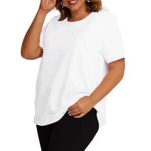 T-shirt minimaliste uni pour femme grande taille, fabriqué en coton de qualité supérieure, idéal pour une garde-robe capsule et un style quotidien sans effort. - Product Image 2