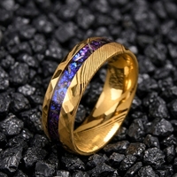 Bague Tempusort en acier Damas forgé plaqué or avec incrustation d'opale galaxie violette et de fragments de météorite pour homme, cadeau de mariage