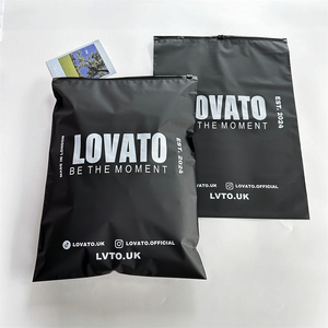 Sacs d'emballage noirs écologiques sacs en plastique à fermeture éclair imprimés de logo personnalisé pour t-shirt sac à fermeture éclair givré pour vêtements - Product Image 4
