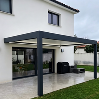 Pergola extérieure moderne de luxe en aluminium avec toit à lames motorisées, protection UV, stores latéraux à enroulement, résistante au vent, pour maisons et terrasses.