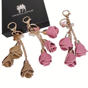 Porte-clés en cuir PU avec 3 roses, pendentif pour femme, breloque de sac à fleurs avec pompon, idéal pour les cadeaux - Product Image 5