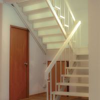 Escalier droit personnalisé Prima, design d'escalier intérieur moderne et minimaliste, solution d'escalier de haute qualité pour villa et hôtel