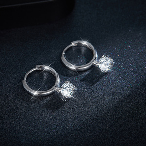 ต่างหูเงินแท้ประดับมอสซาไนต์ 0.5 กะรัต VVS รูปดอกไม้ พร้อมหินซิลิคอน - Product Image 3