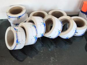 Rouleau de papier étanche pour sceller les aliments, prix <span class=keywords><strong>moins</strong></span> <span class=keywords><strong>cher</strong></span>, autocollant rond coloré en vinyle RFID réfléchissant inversé - Product Image 2