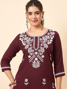 Motivos étnicos granate bordados Chikankari puro algodón Kurta con pantalón - Product Image 2