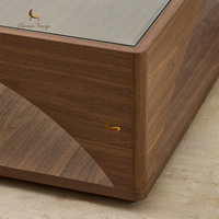 Table basse Wabi Sabi de luxe avec plateau en verre et structure en noyer massif, design minimaliste ajouré, table basse pour hall d'hôtel